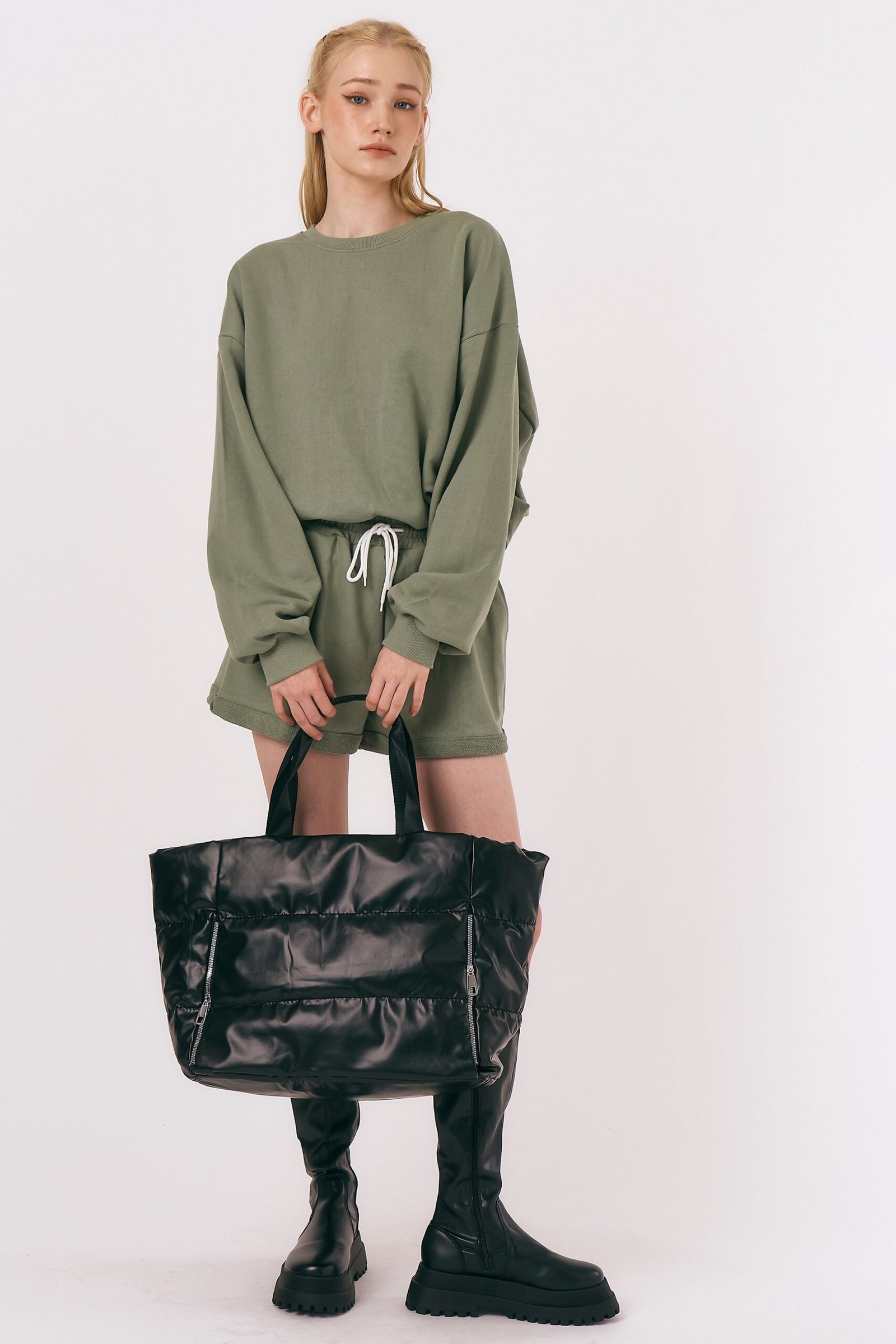 OversizedQuiltedTote_01_2ecaf65f-5e62-4e1a-aefd-51c94085eebe.jpg